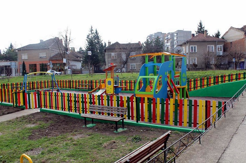 Обновена детска площадка радва жителите на Кнежа