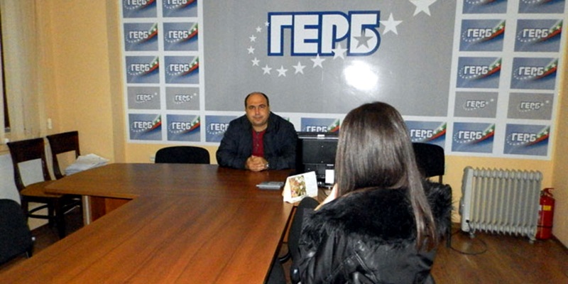 В приемния си ден депутатът от ГЕРБ Владислав Николов се срещна с младежи от Плевен