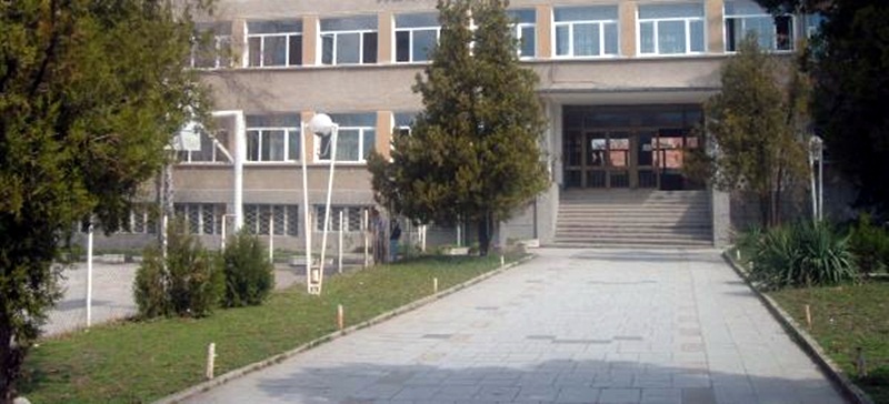 Мълчаливият протест на колектива на ПГМЕТ-Плевен се мести пред сградата на училището