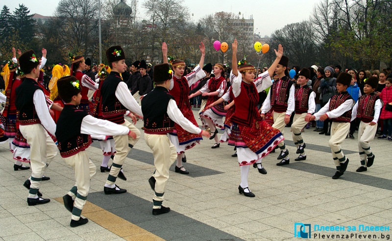 С шествие и хоро на площада започна празникът на НУИ – Плевен (галерия+видео)