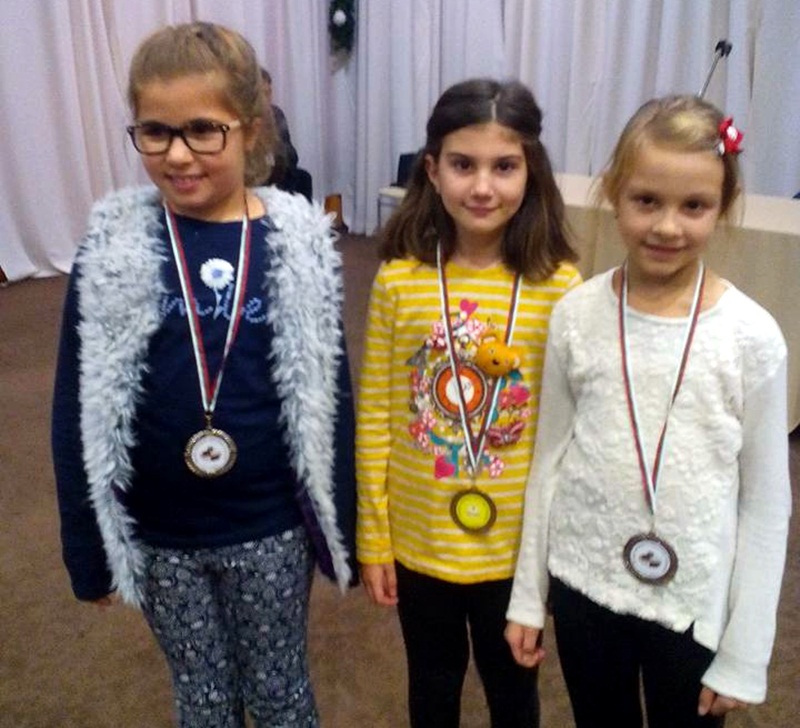 Пълен комплект медали за малките шахматистки на СКШ „Плевен XXI“ от „Мемориал инж. Красимир Сапунов“