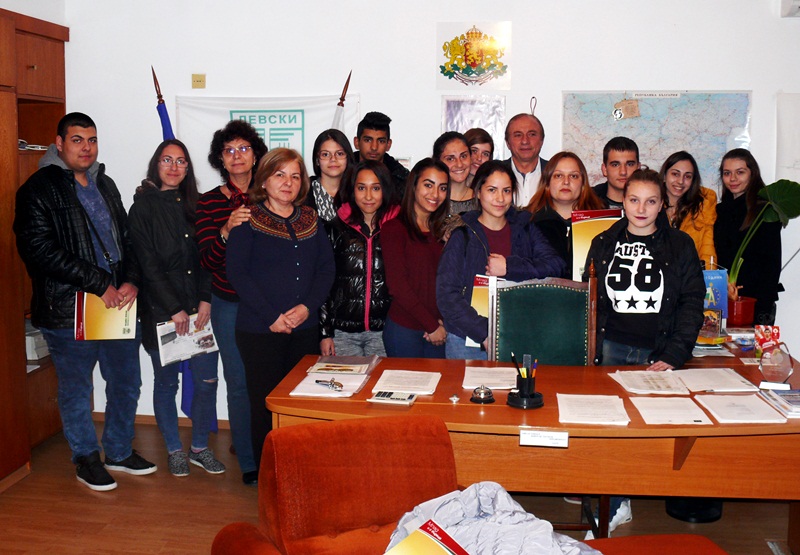 Председателят на ОбС – Левски Дочко Дочев запозна ученици от СУ „Крум Попов” с работата на местния парламент