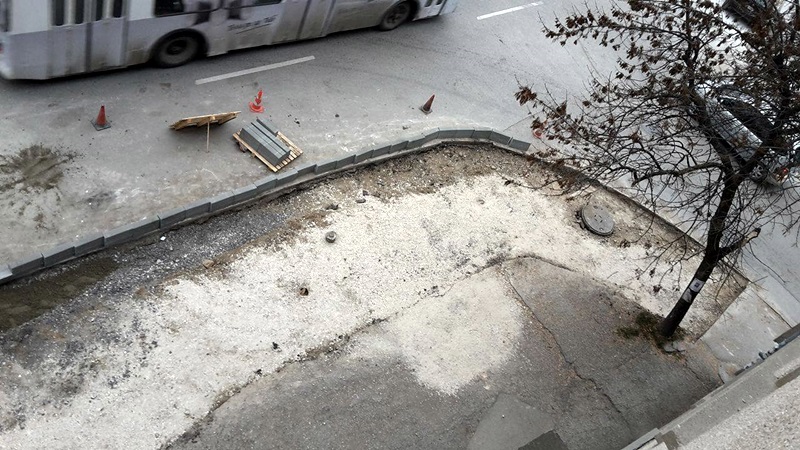 Читател на „Плевен за Плевен”: До половината ли се ремонтира тротоарът по бул. „Русе”?