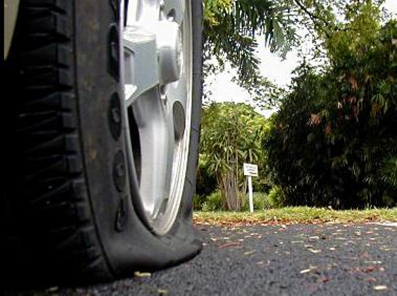 Четирима непълнолетни режат гуми и чупят стъкла на автомобили в Долни Дъбник