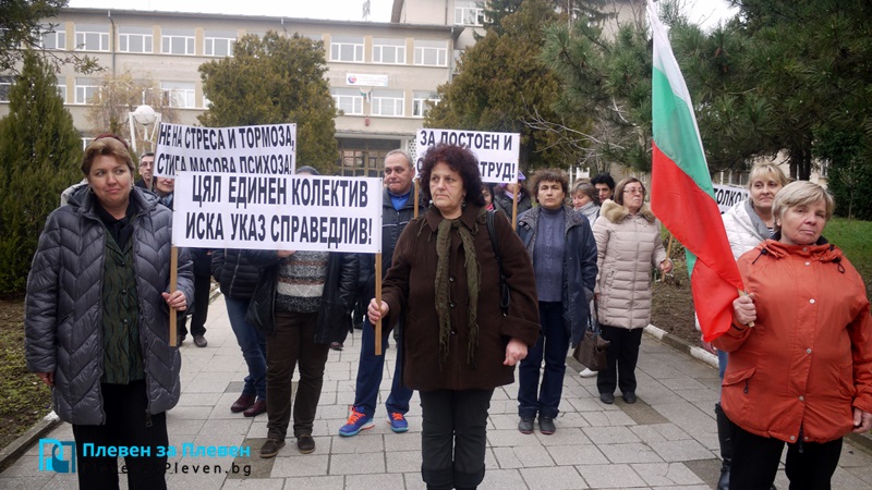 От ПГМЕТ – Плевен излязоха на мълчалив протест, искат дисциплинарното уволнение на директора Киринов