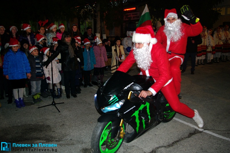 Дядо Коледа дойде на мотор в НУ „Христо Ботев“ – Плевен (галерия)