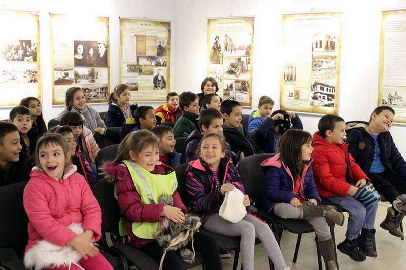 Малчугани от Детска градина „Мечо Пух“ слушаха коледни приказки в Музея в Кнежа