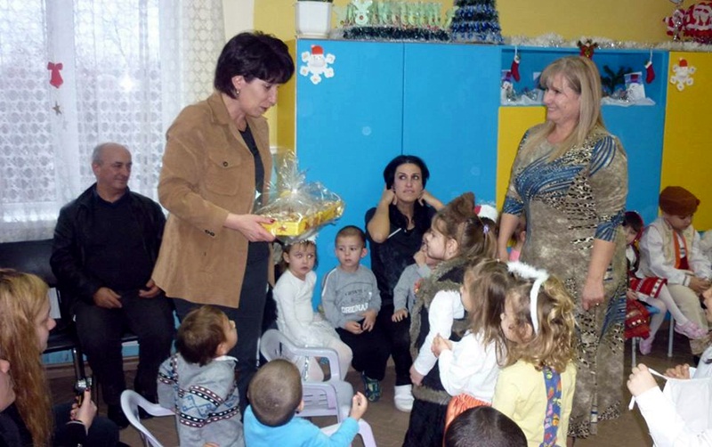 Ръководството на Община Пордим зарадва малчугани в навечерието на Коледа