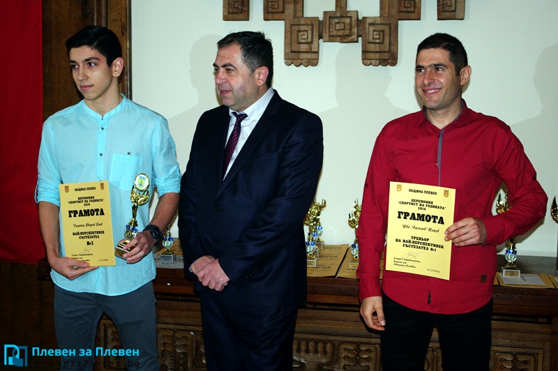 Симеон Янев с приза за най-перспективен състезател на Плевен до 18 години
