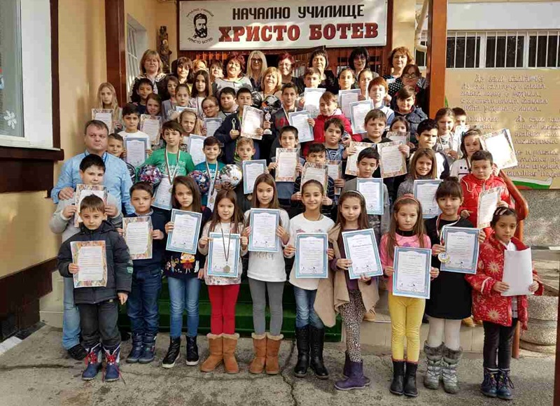 В НУ „Христо Ботев” наградиха ученици с постижения в математически и спортни състезания