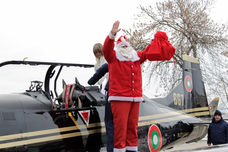 Дядо Коледа пристигна със самолет на летище „Долна Митрополия” и раздаде подаръци /снимки/