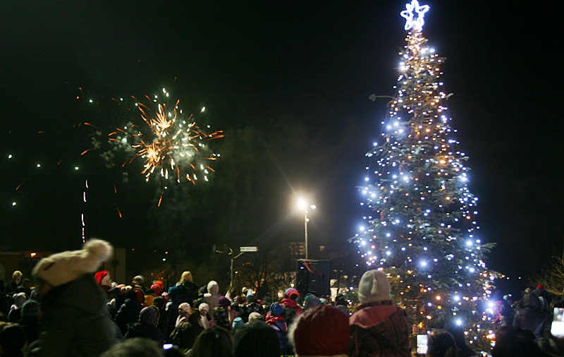 Тази вечер бяха запалени светлинките на коледната елха на Плевен – фото-галерия