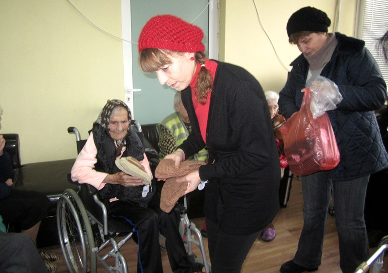 От читалището в Малчика зарадваха възрастните хора в хосписа в Левски