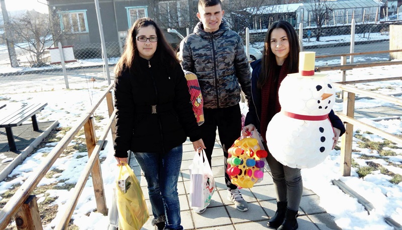 Ученици от СУ „Крум Попов” – Левски изненадаха с коледни подаръци деца от социален център