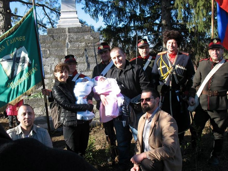 Плевенчани с децата си участваха в пешеходния преход до Братската могила при Радишево