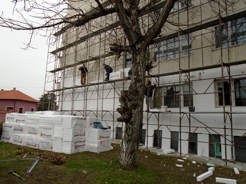Започна санирането на двата жилищни блока в Гулянци