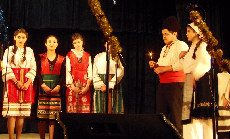 Коледен концерт изпълни салона на читалището в Тръстеник