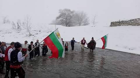 Мъжко хоро играха в Радомирци в ледените води на Златна Панега на Богоявление