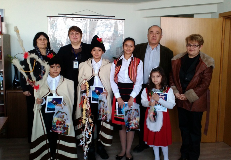 Деца от Рупци поздравиха ръководството на Община Червен бряг за Банго Васил