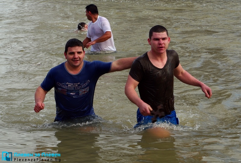 Юнаци се хвърлят за кръста на Богоявление във Вита край Садовец