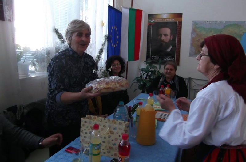 В Крушовица почетоха дългогодишната акушерка Нора за Деня на родилната помощ