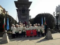 Деца от НУ „Христо Ботев“ – Плевен застанаха на почетен караул пред паметника на Апостола в София