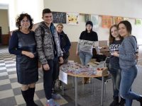 Деца помагат на своя съученичка в СУ „Крум Попов“ – Левски