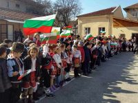 Празнично хоро „С любов за България“ извиха в НУ „Христо Ботев“ – Плевен