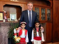 Деца подариха на кмета Георг Спартански пъстра кошница с писани яйца