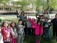 100 дръвчета спечелиха и засадиха децата от ДГ „Слънце” в град Левски