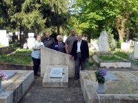 Членове на ПП „Нова зора“ – Плевен почистиха паметника на четиримата руски летци