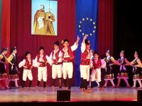 Танцьорите от Фолклорен ансамбъл „Мизия“ зарадваха публиката в Искър