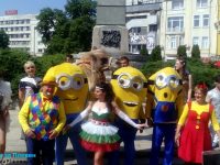 Миньони, камила и циркови актьори преминаха в шествие през центъра на Плевен (снимки)