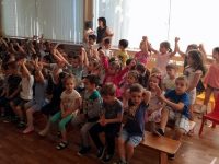 Ученици от НУИ – Плевен гостуваха в ДГ „Юнско въстание“ за Първи юни