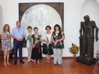 Поздрав и цвете на всяка дама от екипа в ХГ Дарение „Колекция Светлин Русев” поднесе кметът Спартански