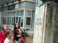 Деца поднесоха цветя пред паметника на Васил Левски в едноименното плевенско училище
