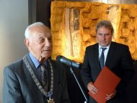 Министър Банов връчи „Златен век“ с огърлие на почетния гражданин на Плевен Найден Вълчев