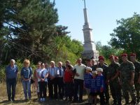 „Млади възрожденци” и родолюбиви плевенчани поднесоха цветя пред военния паметник край Радишево