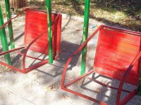 Вандали изпочупиха съоръжения на детски площадки в Червен бряг