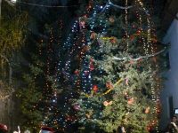 Коледната украса в Левски грейва днес