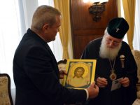 Румен Петков подари на патриарх Неофит пощенска картичка с плик, посветена на 140-та годишнина от  Плевенската епопея