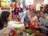 Коледен благотворителен базар откриха в НУ „Отец Паисий“ – Плевен