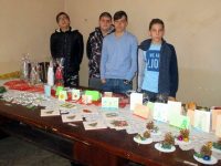 На Коледен базар в ПГМЕТ – Плевен деца събират средства за свой съученик в неравностойно положение