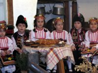 Малчугани от ДГ „Щурче” – Плевен пресъздадоха традициите, характерни за Бъдни вечер и обичая Коледуване