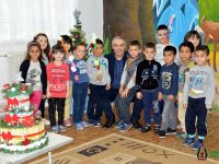 Ръководството на Община Пордим зарадва малчуганите с коледни торти