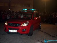 С полицейски джип и ескорт от пожарна дойде Дядо Коледа в НУ „Христо Ботев“ – Плевен (снимки + видео)
