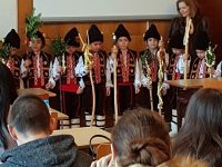 Коледари от ДГ „Снежанка” благословиха студенти и преподаватели в Педагогически колеж – Плевен