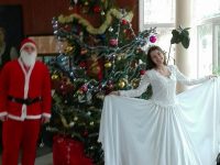 Дядо Коледа и Снежанка изненадаха днес най-малките си почитатели в ОУ „Васил Левски” – Плевен