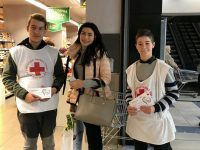 Доброволци от БМЧК – Плевен се включиха в кампанията „Купи и дари“