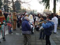 Ритуалите „Венчавка“ и „Сеитба“ представиха кукерски групи на Ивановден в Долна Митрополия